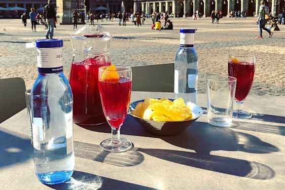 En svalkande paus på Plaza Mayor