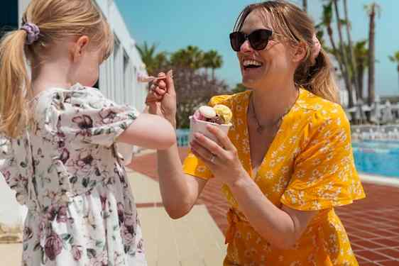 Mamma och dotter äter glass