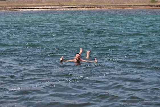 Gäst badar i det salta vattnet