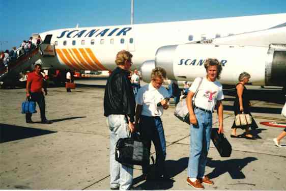 Gäster på väg till ett flygbplan 80-talet