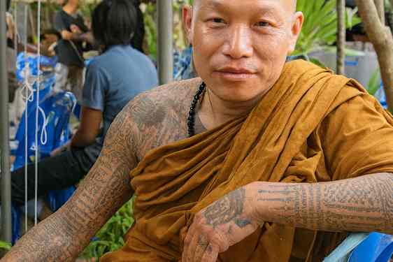Munk med tatueringar. Bild förbättrad med AI.