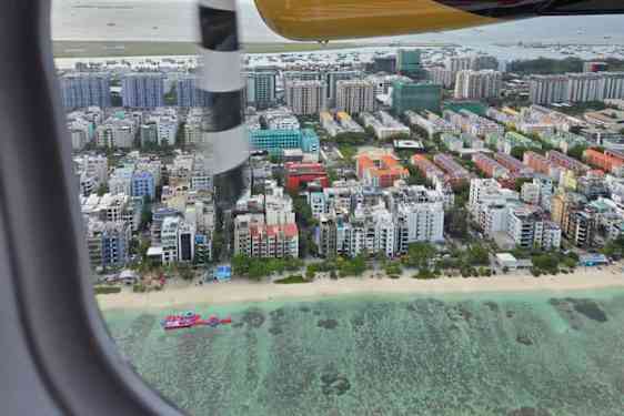 Utsikt över huvudstaden Malé, sett genom sjöflygets fönster