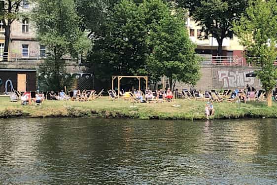 Längs floden Oder finns små stränder där du kan koppla av och njuta av livet