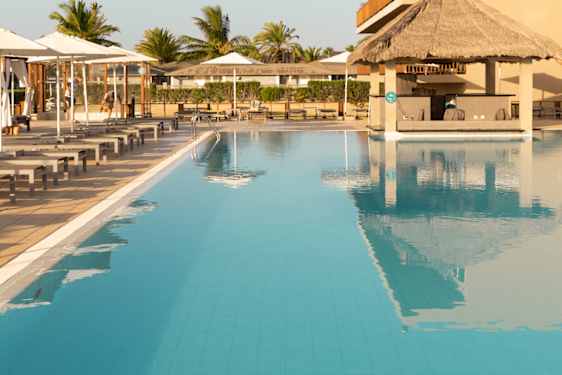 Poolområdet på hotellet lockar till avslappning i solen