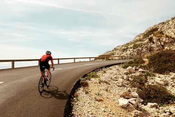 Cyklist som cyklar upp för ett berg