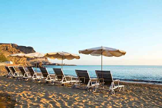 Solstolar på strand