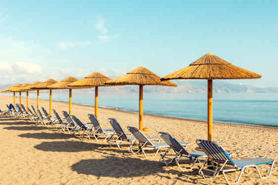 Solstolar på strand