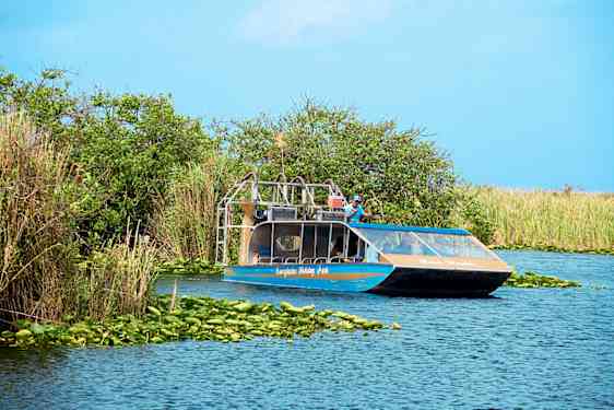 Båt i våtmark i Everglades