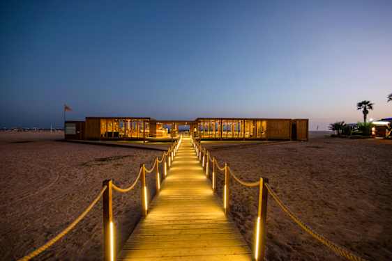 Hotellets strandbar och restaurang är ett perfekt ställe för kvällens middag