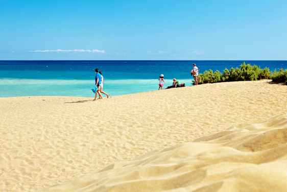 Människor promenerar i öknen på Gran Canaria