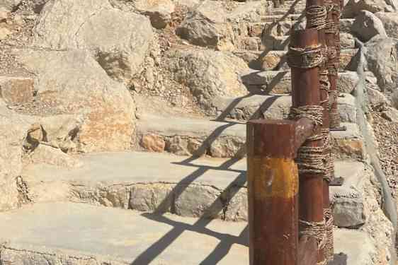 Det är 239 trappsteg upp till toppen av Dhayah Fort.