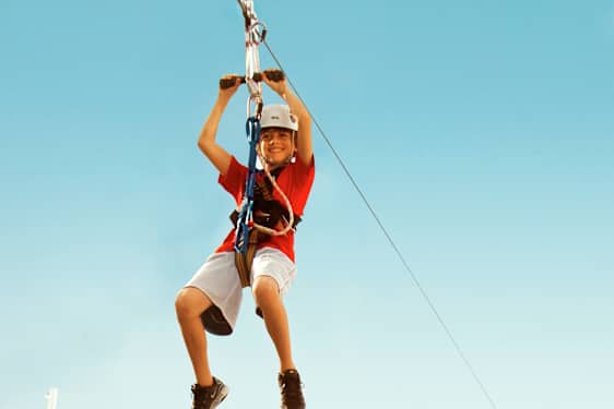 Pojke åker zipline
