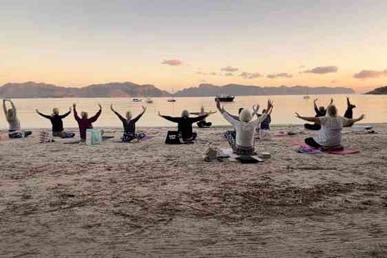 Yoga & funktionell träning - Vy över strand med tränande