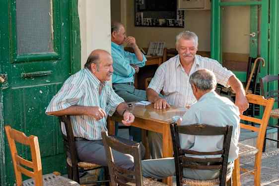 Lokalbefolkningen på en av Kretas restauranger