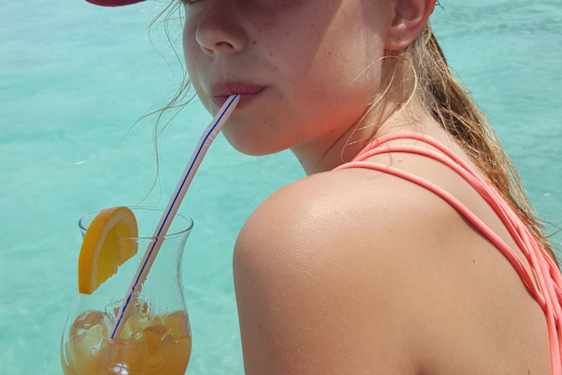 Flicka dricker juice