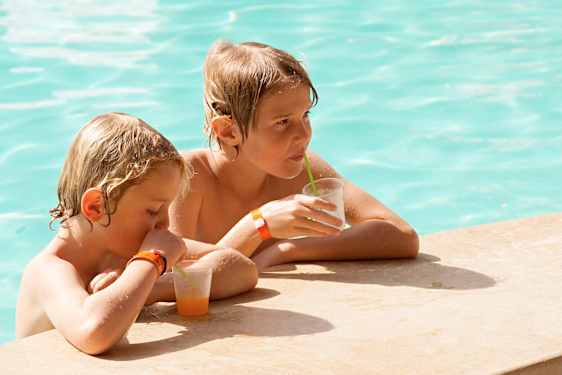 Barn i en pool