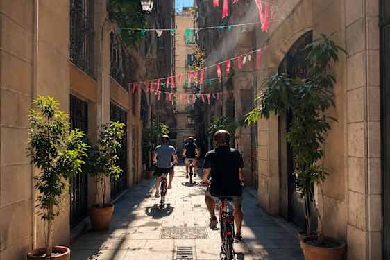 På cykel i gränd i Barcelona