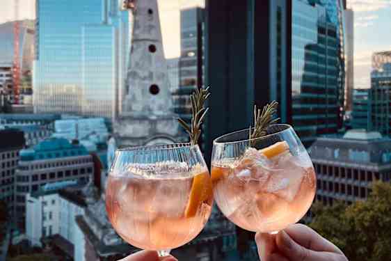 Solnedgång över Londons skyline.