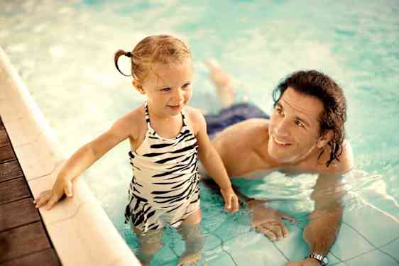 Pappa och dotter i en pool