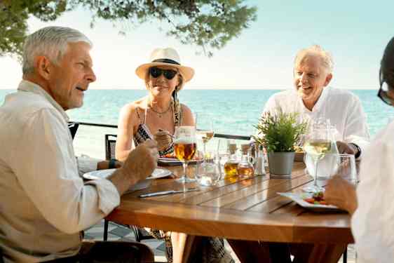 Två män och en kvinna vid ett bord