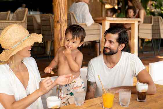 Familj äter  All Inclusive