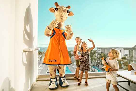 Lollo tillsammans med 3 barn