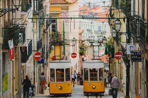 Gatumiljö i Lissabon. Foto: Henry Ren, Unsplash