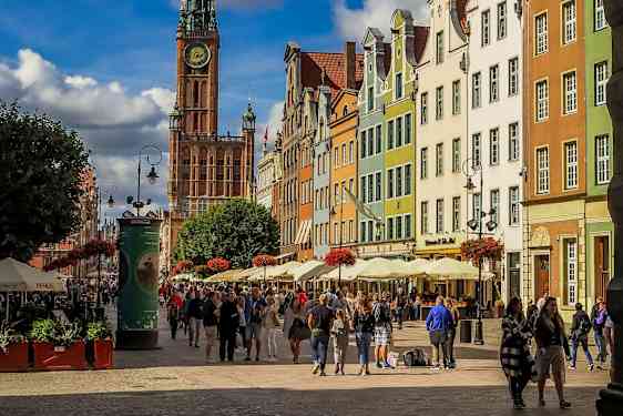 Kyrktorn och färgglada hus i Gdansk. Foto: Lidia Stawinska, Unsplash.