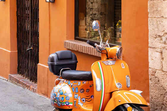 Orange butiksfasad och orange Vespa i Nice.