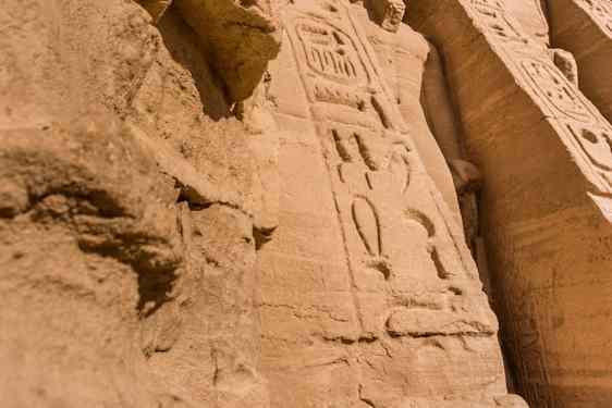 Utforska klipptemplen i Abu Simbel.