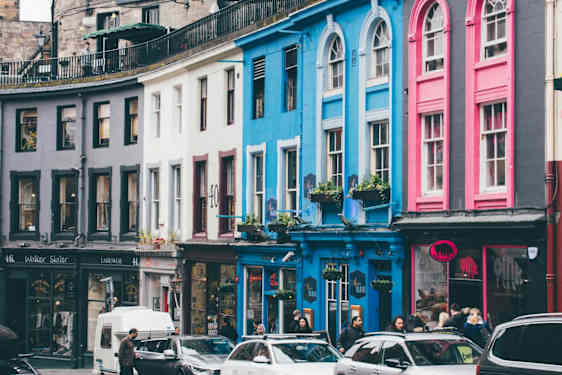 Färgglada fasader på Victoria Street i Edinburgh. Foto: Jonathan Ricci, Unsplash.