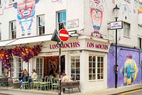 Färgglada fasadmålningar och ett café i London