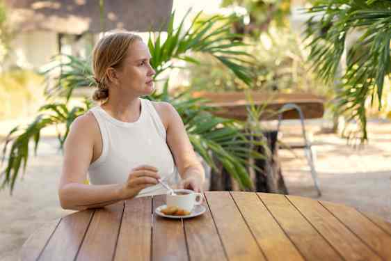 Kvinna dricker kaffe
