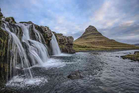 Berg och vattenfall på Island