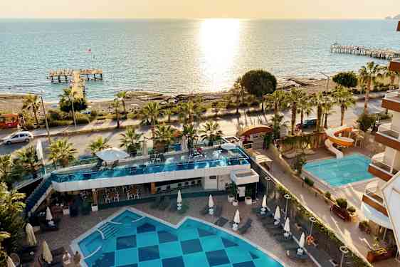 Pool på Sunprime C-Lounge