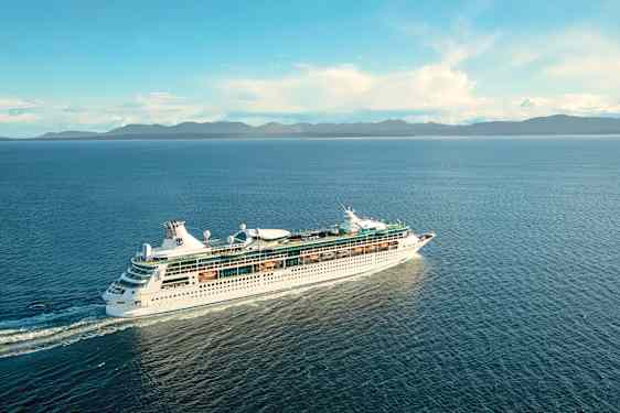 Rhapsody of the Seas mitt på havet