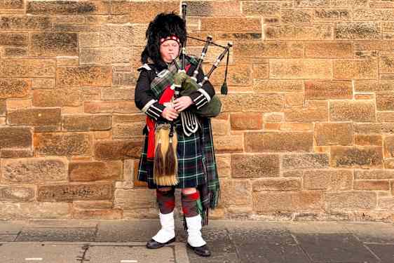 Man i kilt som spelar säckpipa i Edinburgh