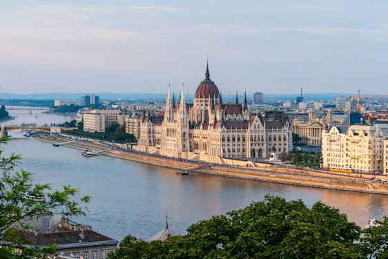 Donau och parlamentsbyggnaden i Budapest. Foto: Ervin Lukacs, Unsplash.