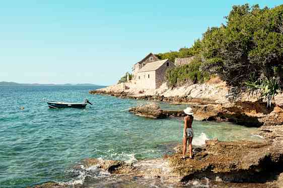 Kvinna vid vattnet i Kroatien