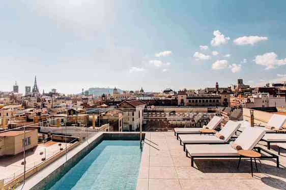Takterass med pool och utsikt över Barcelona