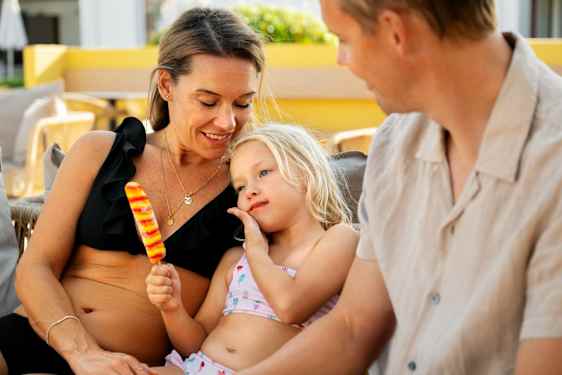 Tre personer i en soffa 