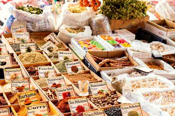 Stort urval av spännande kryddor i basaren