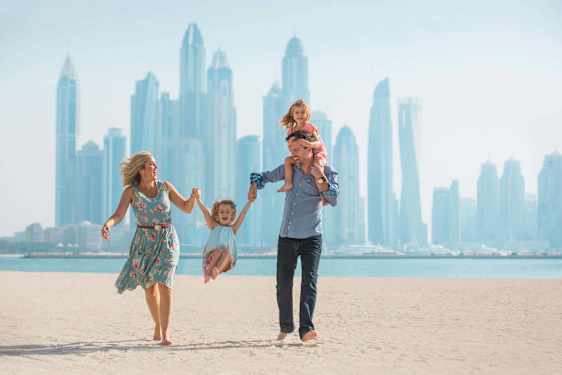 Familj på strand i Dubai