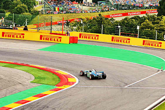 Formel-1 bil på en bana