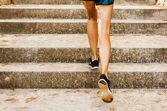 person springer upp för trappa
