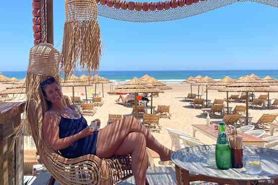 Maria vid stranden utanför Lissabon