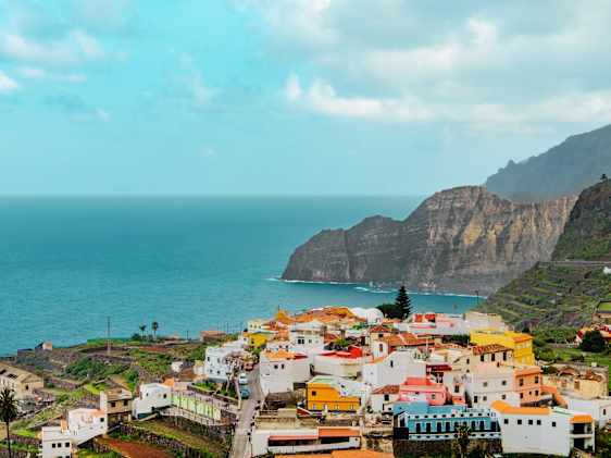 Färgglada hus och höga berg på La Gomera