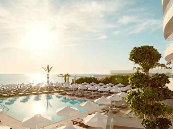 Utsikt från hotellet mot poolen och havet