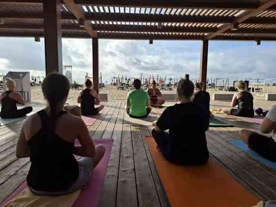 Morgonyoga på stranden