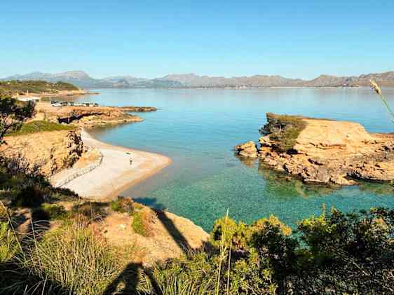 Strand och klippor